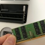 iMac27インチのメモリースロットにメモリを追加する