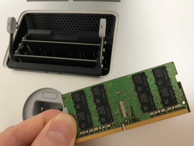  iMac27インチのメモリースロットにメモリを追加する